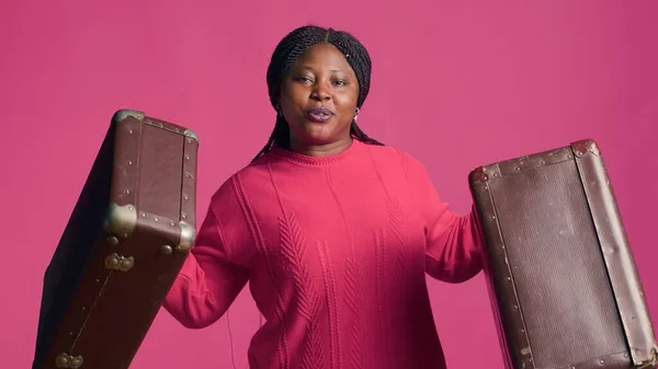 Vrouwelijke Afro Amerikaanse Reiziger Met Vertrouwen Toont Modieuze Bruine Koffers — Stockfoto