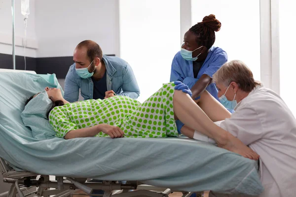 Врач Акушер Медсестра Принимающие Роды Стационарном Отделении Медицинская Бригада Помогает — стоковое фото