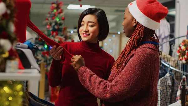 Azjatycki Klient Zainteresowany Czerwoną Bluzką Noszenia Podczas Zimowych Świątecznych Imprez — Zdjęcie stockowe