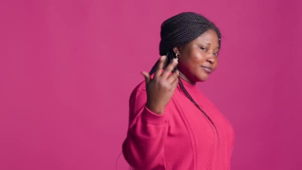 Gösterişli Pembe Süveter Giyen Çekici Siyahi Bir Kadının Hareketleriyle Gel — Stok video