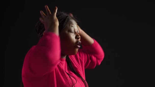 Портрет Роздратованої Афроамериканки Яка Носить Рожевий Светр Торкається Голови Розлючена — стокове відео