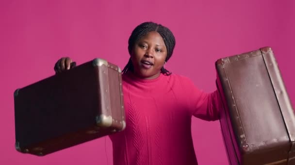 Női Afro Amerikai Utazó Magabiztossággal Büszkén Mutatja Divatos Barna Bőröndök — Stock videók
