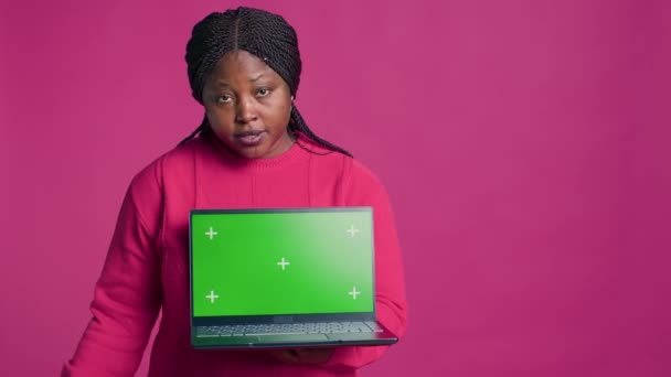 Młoda Dama Afrykańskim Pochodzeniem Etnicznym Chwytająca Laptopa Pokazująca Odizolowany Chromakey — Wideo stockowe