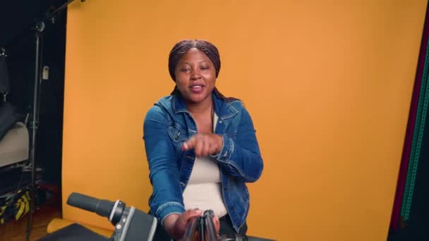 Afro Amerikaanse Levering Persoon Standpunt Met Behulp Van Selfie Stick — Stockvideo