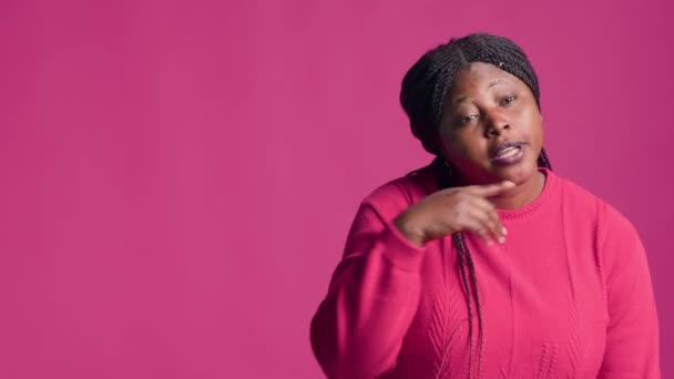 Mujer Afroamericana Pie Frente Fondo Rosa Usando Movimientos Mano Para — Vídeos de Stock