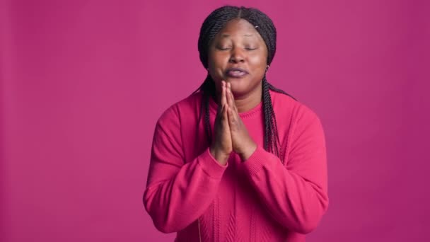 Kaum Muda African Amerika Perempuan Sungguh Sungguh Mengemis Dengan Tangannya — Stok Video