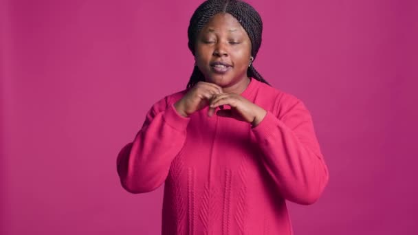 Αυτοπεποίθηση Μαύρη Γυναίκα Χέρια Ενωμένα Δείχνοντας Έτοιμη Για Μάχη Αφρο — Αρχείο Βίντεο