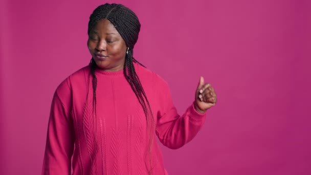 Гламурная Женщина Африканской Этнической Принадлежностью Двигается Сторону Левой Рукой Потрясающая — стоковое видео