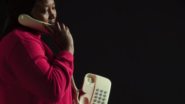 Retrato Vista Lateral Mulher Negra Com Suéter Rosa Com Telefone — Vídeo de Stock