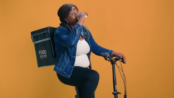 Afrikansk Amerikansk Kvinna Cykel Njuter Kopp Kaffe Innan Hon Arbetar — Stockvideo
