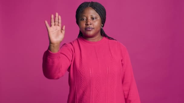 Senhora Afro Americana Com Negando Uso Gesto Stop Hand Direção — Vídeo de Stock