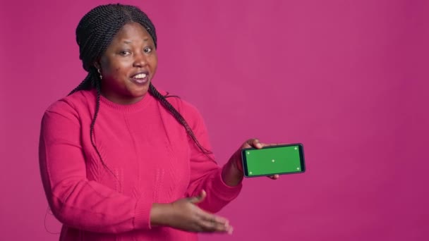Ενθουσιαστική Μαύρη Γυναίκα Οριζόντια Πιάνοντας Κινητό Τηλέφωνο Κενό Chromakey Πρότυπο — Αρχείο Βίντεο
