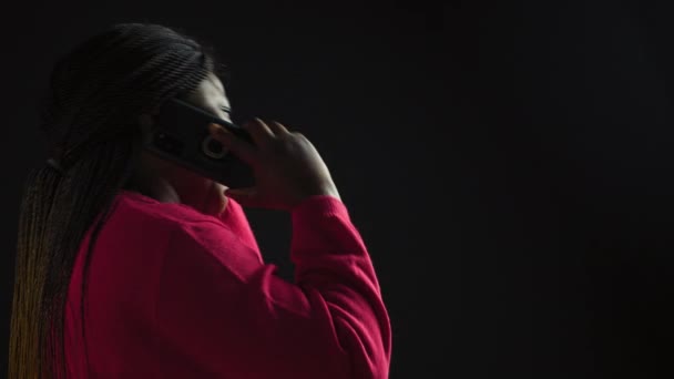 Młoda Czarna Kobieta Odosobnionym Tle Spacerująca Radośnie Rozmawiająca Przez Cyfrowy — Wideo stockowe