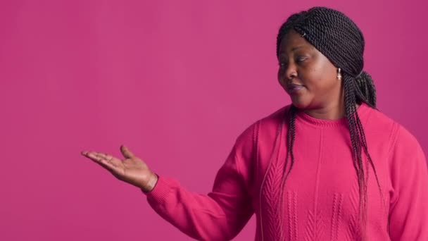 Glamoroso Afro Americano Fashionista Confiantemente Coloca Sua Roupa Camisola Rosa — Vídeo de Stock