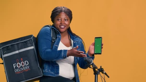 Леди Африканской Этнической Принадлежностью Показывает Мобильный Телефон Пустым Шаблоном Хромаки — стоковое видео