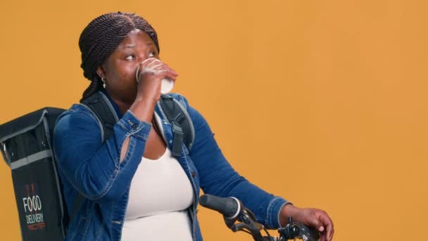 자전거에 택배를 조용한 여자는 동네에 신속한 배달을 제공하는 음료로 그녀의 — 비디오