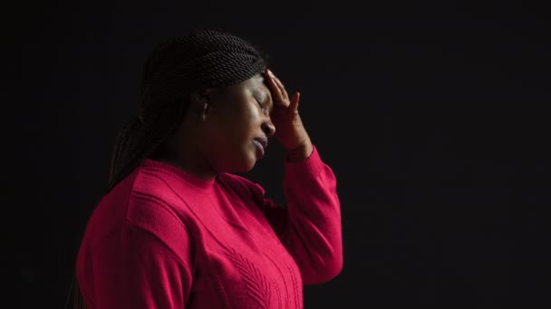 Mujer Negra Que Sufre Dolor Cabeza Terrible Que Muestra Agotamiento — Vídeo de stock