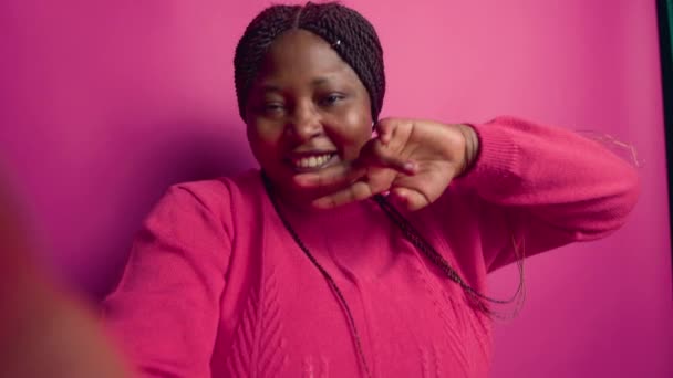 Pov Afrykańskiego Amerykańskiego Blogera Mody Chwytającego Się Telefonu Komórkowego Podczas — Wideo stockowe