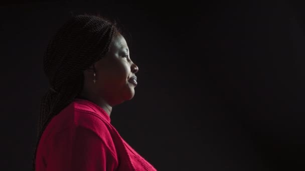 Seitenansicht Porträt Einer Innovativen Schwarzen Frau Die Informationen Auf Dem — Stockvideo