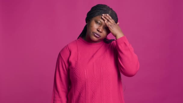 Mulher Negra Moda Vestindo Suéter Rosa Sofrendo Uma Dor Cabeça — Vídeo de Stock