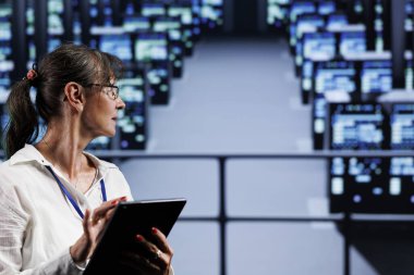 Bilgisayar bilimcisi bulut hesaplama servis kurtarma planı hazırlıyor, veri merkezinin enerji tüketimini bölümler arasında izliyor, sensörlerin ses durumunun iyi olduğundan emin oluyor, rutin disk kontrolleri yapıyor.