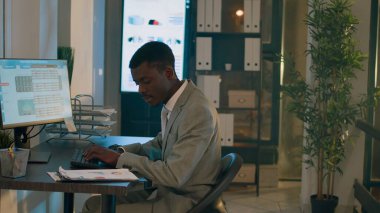 Stresli çalışanlar, şirket projeleri için ekip çalışması yapıyor. Son teslim tarihinden önce. Gece vardiyasında analitik verilerini karşılaştıran deneyimli iş arkadaşları.