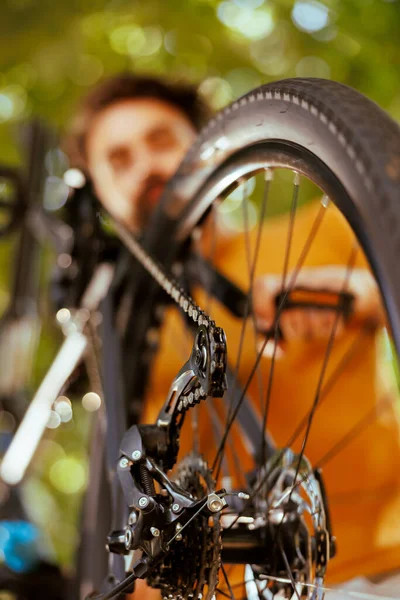 Close Homem Caucasiano Reparação Peças Bicicleta Com Ferramenta Profissional Quintal — Fotografia de Stock