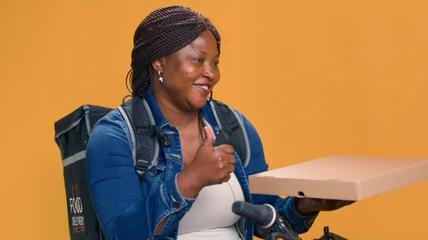 Czarna Kobieta Rowerze Przynosi Paczkę Restauracji Terminowe Niezawodne Usługi Dostawy — Zdjęcie stockowe