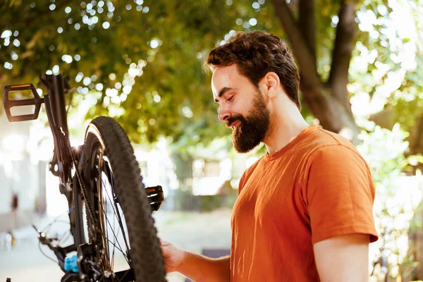 Aktiv Entschlossene Männliche Radler Reparieren Selbstbewusst Fahrradfelgen Und Prüfen Reifen — Stockfoto