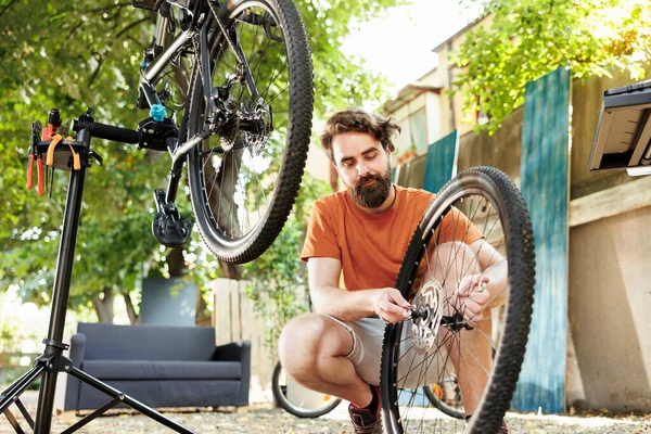 Hombre Caucásico Deportivo Dedicado Realizando Mantenimiento Bicicletas Propia Actividad Verano —  Fotos de Stock