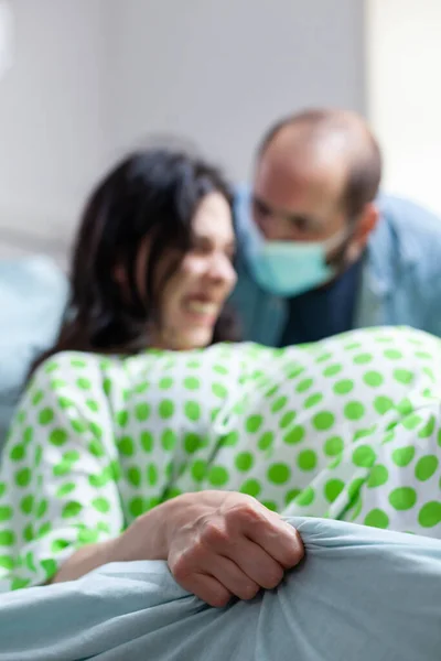 Těhotná Žena Snaží Porodit Dítě Nemocnici Boku Manžela Během Císařské — Stock fotografie