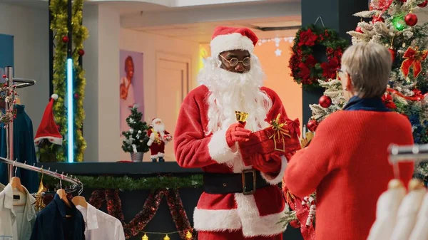 Glückliche Arbeiterin Als Weihnachtsmann Verkleidet Klingelt Und Hält Weihnachtsgeschenk Neben — Stockfoto