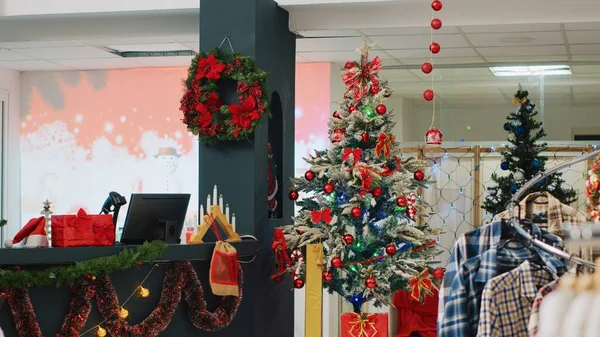 Árvore Natal Lindamente Decorada Loja Roupas Pronta Para Espalhar Alegria — Fotografia de Stock