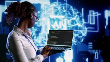 Dizüstü bilgisayardaki bilgili bilişim danışmanı programlama senaryoları, yapay zeka öğrenimi. Yapay zeka uygulamaları geliştirmek için kodları manipüle eden bilgisayar bilimci.