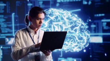 Veri merkezinde eğitimli bilişim uygulayıcısı insan beyninin düşünce süreçlerini simüle etmek için yapay zeka kullanıyor. Sertifikalı teknik destek yöneticisi yapay zeka öğrenme algoritmalarıyla dizüstü bilgisayarda çalışıyor