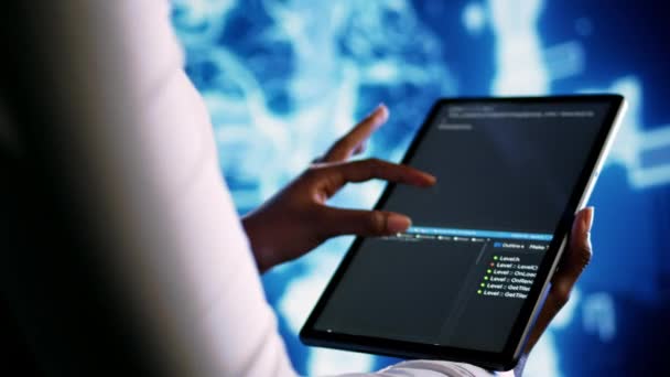 Tilstrekkelig Tekniker Programmering Skript Tablett Utnytte Maskinlæring Omhyggelig Medarbeider Som – stockvideo