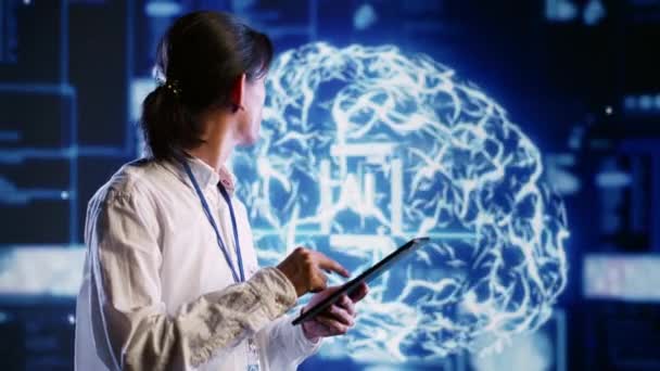 Administrator Systemu Współpracuje Sztuczną Inteligencją Komputerowego Modelu Symulującego Ludzki Mózg — Wideo stockowe