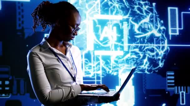 非裔美国工程师使用笔记本电脑维护由互联节点层组成的人工智能神经网络 帮助处理和传输信息 — 图库视频影像