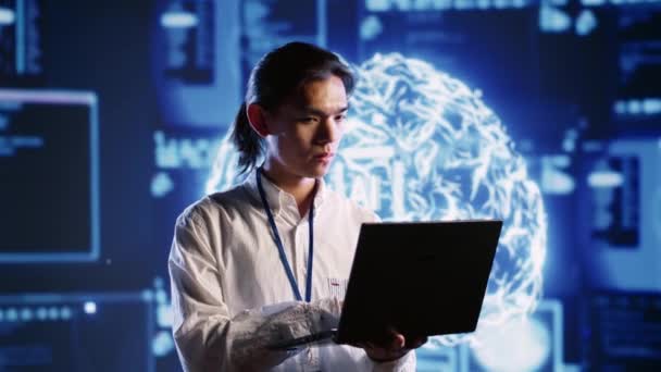 Portret Uśmiechniętego Specjalisty Używającego Laptopa Konserwacji Sieci Neuronowych Sztucznej Inteligencji — Wideo stockowe