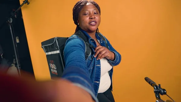 Elinde Cep Telefonu Olan Afrikalı Amerikalı Teslimatçının Pov Uzaktan Konuşma — Stok fotoğraf