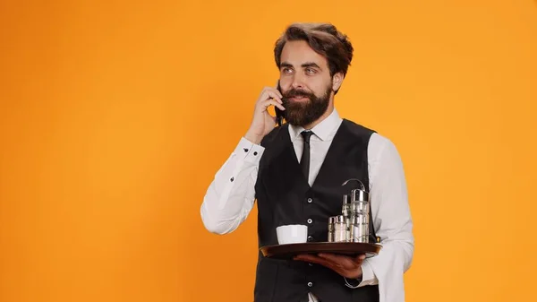 Camarero Comedor Haciendo Citas Para Cenar Por Teléfono Mientras Está — Foto de Stock