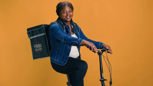 Sırtında Torbayla Bisiklete Binen Aktif Afro Amerikan Bayan Yiyecek Getirecek — Stok fotoğraf