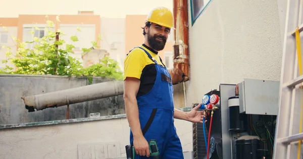 Retrato Mecánico Experto Que Mira Los Niveles Refrigerante Acondicionador Aire — Foto de Stock