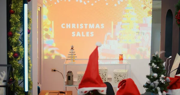 在印有圣诞促销广告的数码显示屏广告牌上展示娃娃的照片 在寒假期间促销圣诞装饰时尚精品店的节日促销活动 — 图库照片