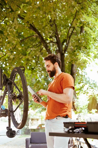 Committed Sports Loving Caucasian Man Holding His Tablet Online Instructions — Stock Photo, Image