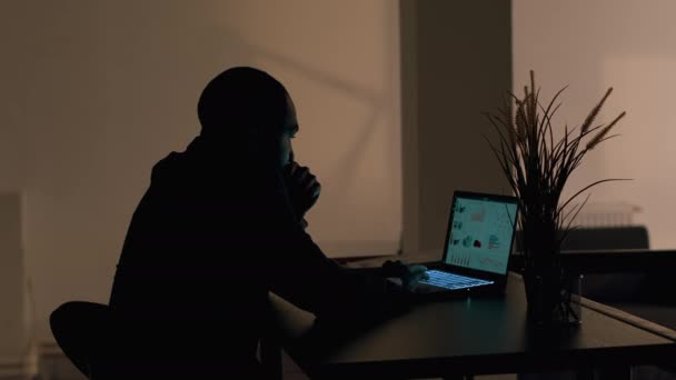 Libero Professionista Che Lavora Durante Notte Appartamento Buio Cercando Completare — Video Stock