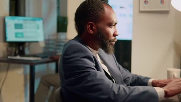 Afrikanisch Amerikanischer Buchhalter Der Sich Bei Der Arbeit Schwer Tut — Stockvideo