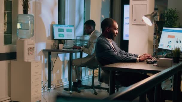 Afrika Kökenli Amerikalı Çalışanların Ofislerindeki Masalarda Oturup Bütün Gece Bilgisayarlara — Stok video