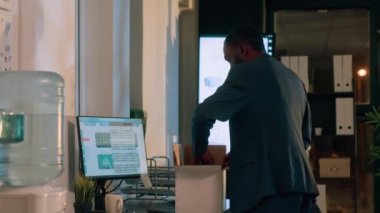 Şirket yöneticisinin kızgın olduğu, ayrılmaya karar verdikten sonra ofisten ayrılan, düşünceli bir iş arkadaşı tarafından teselli edilen bir çalışan. Başka bir işe başlamadan önce Afrikalı Amerikalı işadamı masa eşyalarını topluyor.
