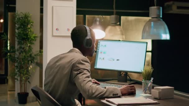 Ofis Müdürü Dikkatsiz Bir Çalışanın Müzik Dinlemesini Bölerek Ona Düzeltmesi — Stok video